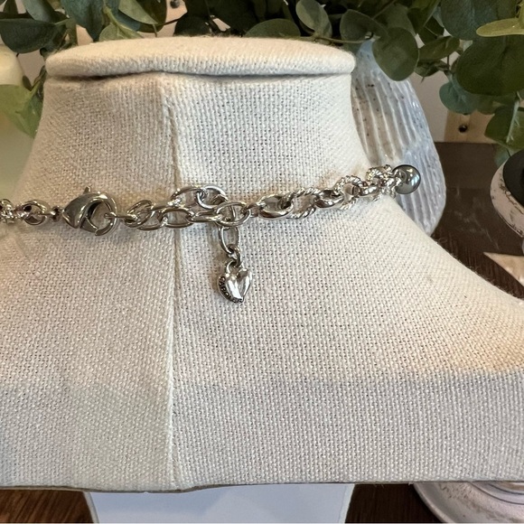 Elegant Silver and White Pearl Necklace - Picture 4 of 6